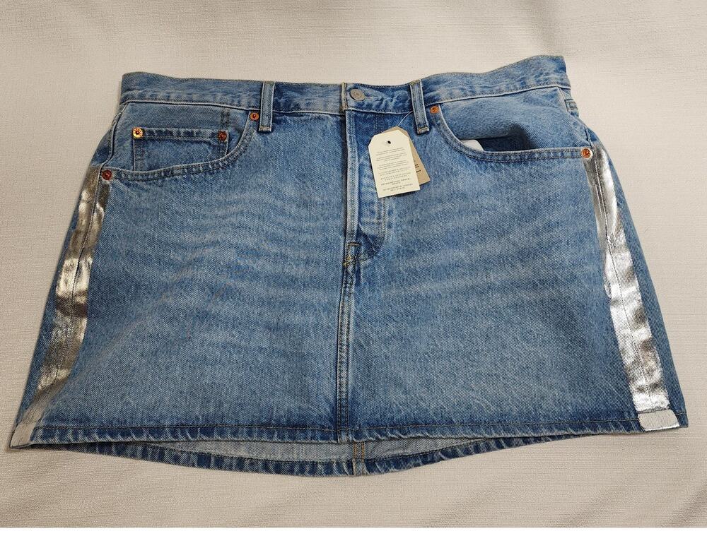 Levi's Icon skirt W33''x L15'' NWT-button fly